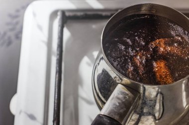 Barista bakır türk sıcak lezzetli içecek hazırlama, kaynar su 