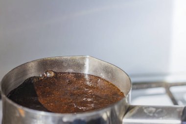 Barista bakır türk sıcak lezzetli içecek hazırlama, kaynar su 