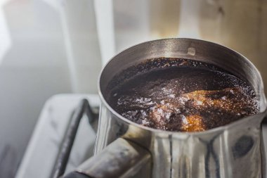 Barista bakır türk sıcak lezzetli içecek hazırlama, kaynar su 