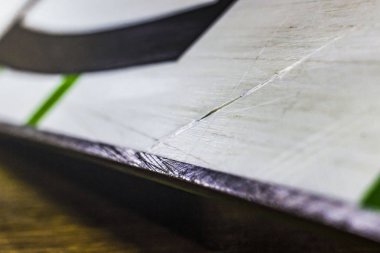 snowboard yakın çekim sürgülü yüzeyinde çizik