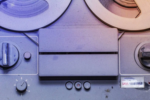 An old reel-to-reel tape recorder and gramophone in a thick laye — Stock Photo, Image