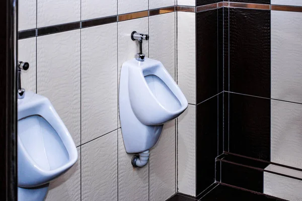 Baño de hombres con urinario blanco en línea. Cómodo aseo masculino ur —  Fotos de Stock