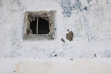 Tamir sırasında eski havalandırma bacası ve ızgara havalandırma sistemi