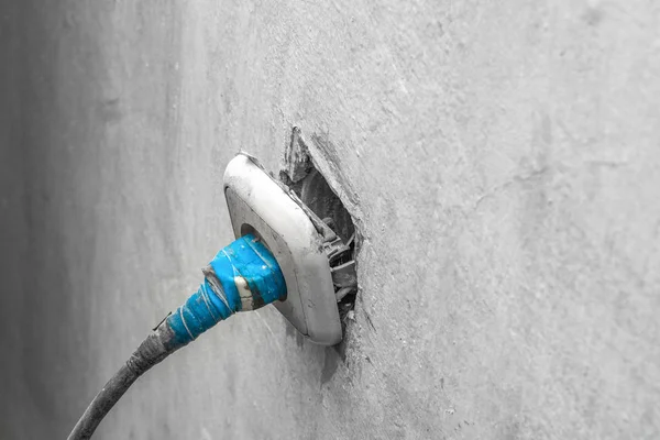 Poor old electrician in electrical outlet repairs of the premise — Stock Photo, Image