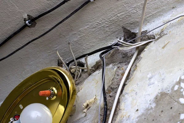 가정의 전기 콘센트 수리에 종사하는 가난 한 전기 기사 — 스톡 사진