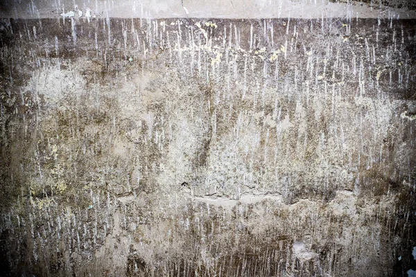 Betonová stěna s odstraněnou starou barvou a vápnem mechanicky uzavřená — Stock fotografie