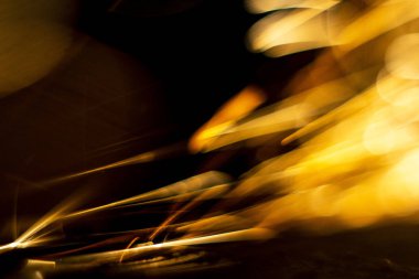 Hızlı uçan kıvılcımlar. Yakından, önden ve arkadan.