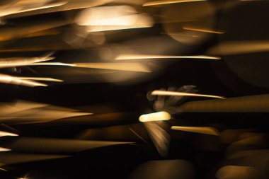 Hızlı uçan kıvılcımlar. Yakından, önden ve arkadan.