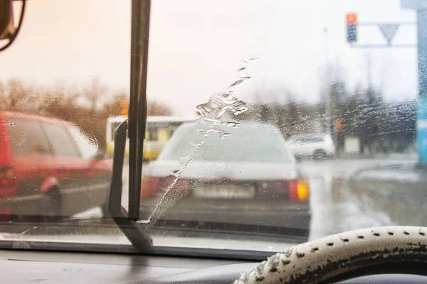 Fukta vindrutan på bilen efter regnet inte gnids av th — Stockfoto