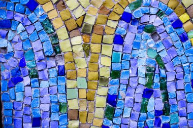 Duvarda renkli eski taş mozaikler, parlak fayanslar, çiçekli.