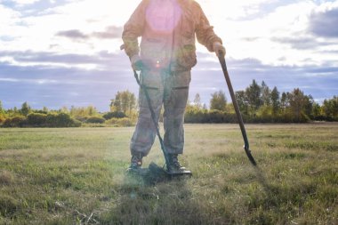 Hazine avında bir adam ormanda metal dedektörüyle