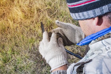 Hazine avında bir adam ormanda metal dedektörüyle