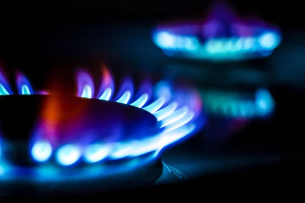 Brännande räkning på hundra dollar på en gasbrännare låga, dyr — Stockfoto
