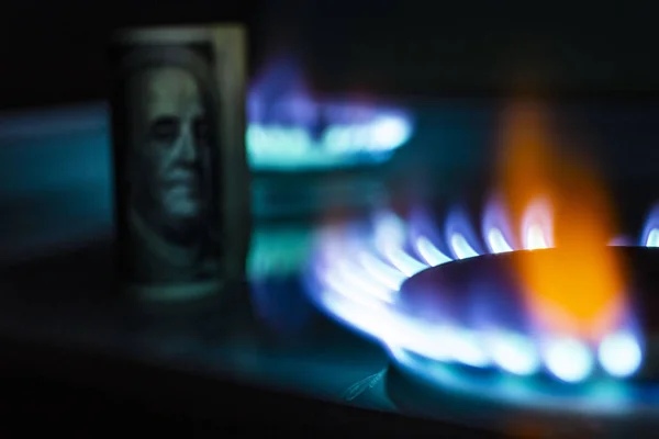 Billete ardiente de cien dólares en una llama quemadora de gas, caro — Foto de Stock