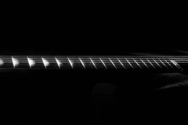 L'extrémité accordante d'une guitare isolée sur un fond noir . — Photo