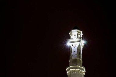 Müslüman camiinin mimarisinin ayrıntıları. Gece yakın plan.