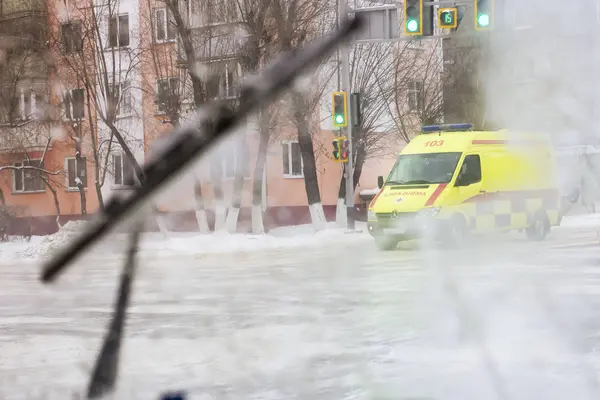 Вид швидкої допомоги з машини через промокашки і вітрове скло в — стокове фото