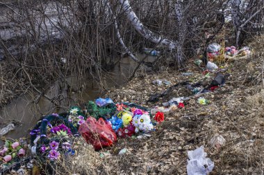 Ormanın kenarındaki bir mezarlıktan atılmış çelenkler.