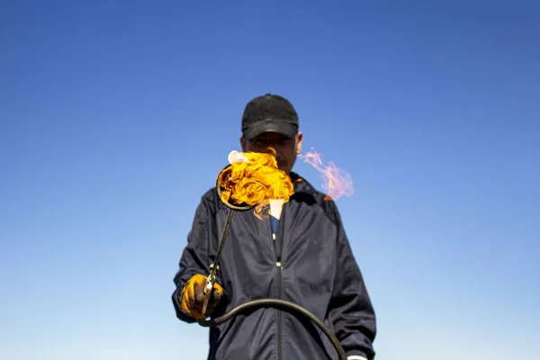 Um queimador com um incêndio em um fundo desfocado de um telhados de trabalho — Fotografia de Stock