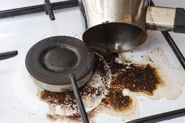Vuil gasfornuis met gemorste koffie van Cezve, voor en achter gr — Stockfoto