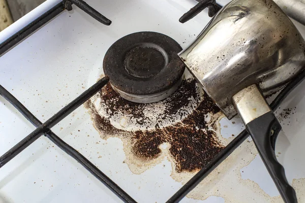 Vuil gasfornuis met gemorste koffie van Cezve, voor en achter gr — Stockfoto