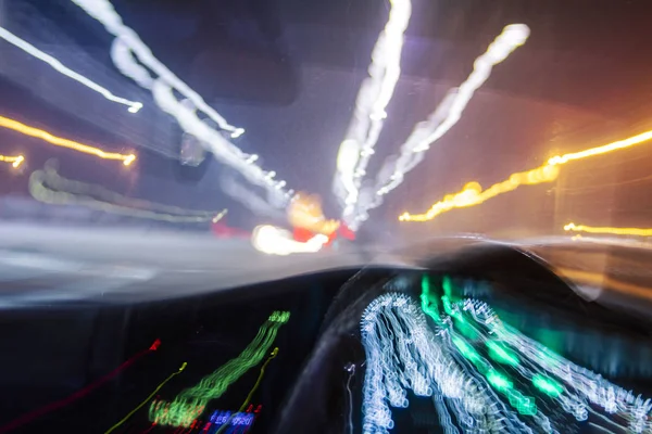 Ciudad luces de noche coloridas perspectiva borrosa por la alta velocidad de — Foto de Stock