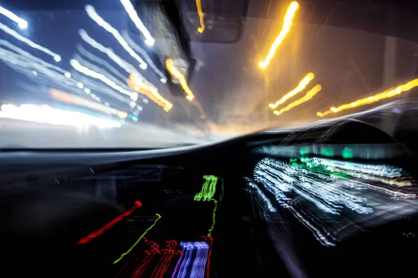 Ciudad luces de noche coloridas perspectiva borrosa por la alta velocidad de — Foto de Stock