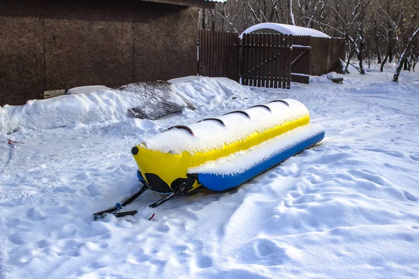 Paseos rusos locos. Un peligroso paseo por la nieve . — Foto de Stock