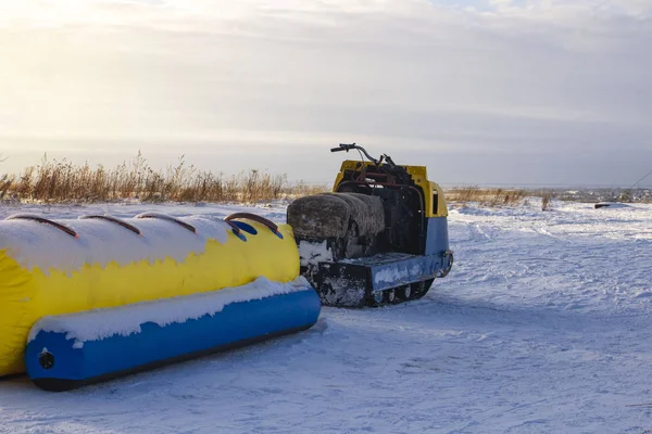 Russische verrückte Fahrgeschäfte. Gefährliche Fahrt durch den Schnee. — Stockfoto