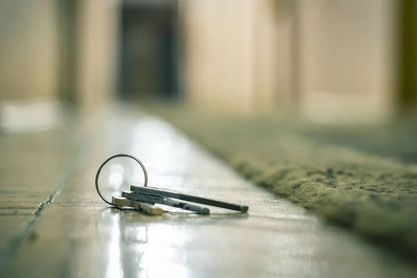 Clés perdues dans le hall de l'hôtel depuis le bureau, l'arrière-plan et — Photo