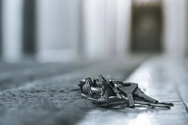 Clés perdues dans le hall de l'hôtel à partir du bureau, l'arrière-plan et le fond sont flous avec l'effet bokeh — Photo