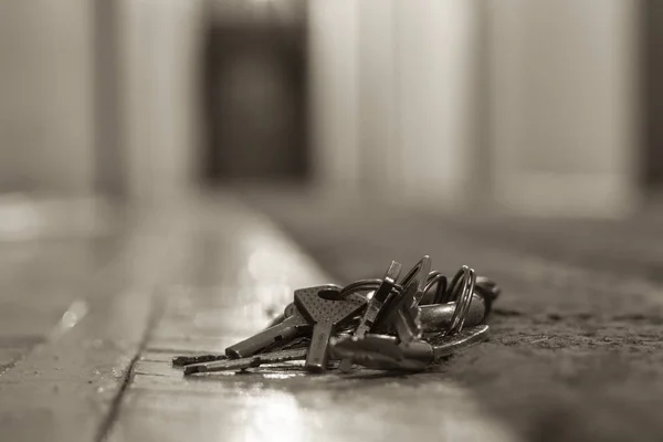 Zgubione klucze w holu hotelowym z biura, tło i — Zdjęcie stockowe