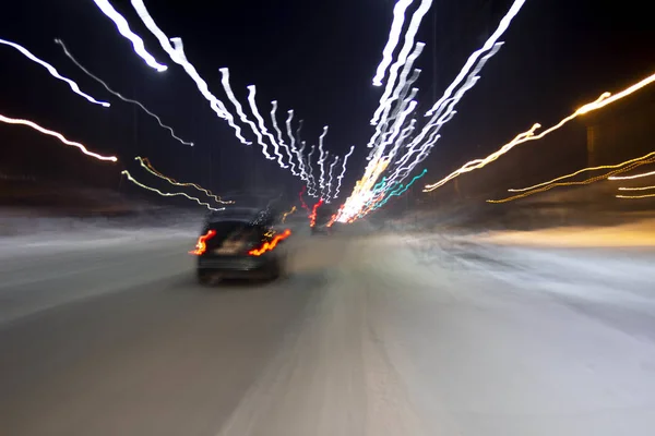 Автомобіль їде на високій швидкості на нічній вулиці міста — стокове фото