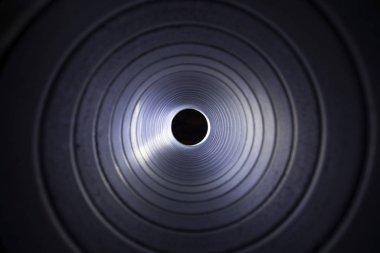 Galvanize çelik hava kanalının içinden yakın çekim görüntüsü.