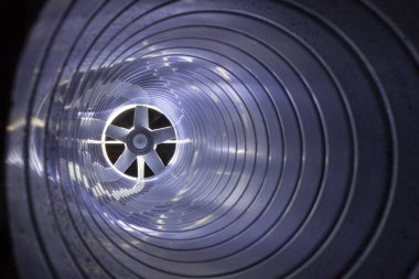 Galvanize çelik hava kanalının içinden yakın çekim görüntüsü.