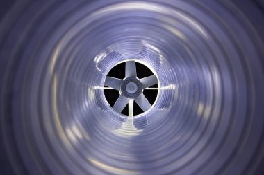 Galvanize çelik hava kanalının içinden yakın çekim görüntüsü.