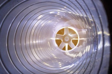 Galvanize çelik hava kanalının içinden yakın çekim görüntüsü.