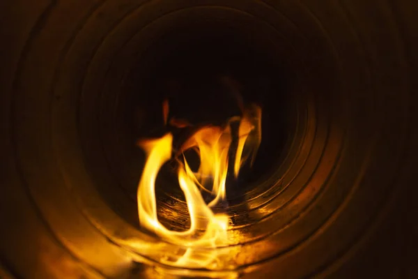 Kouř a oheň uvnitř vzduchového potrubí ve ventilačním systému, — Stock fotografie