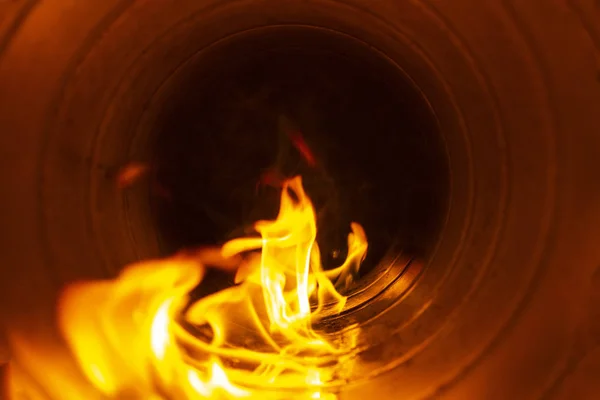 Kouř a oheň uvnitř vzduchového potrubí ve ventilačním systému, — Stock fotografie