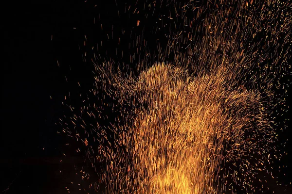 Máscara de gas oscuro sobre un fondo borroso de fuego y ceniza en los incendios i — Foto de Stock