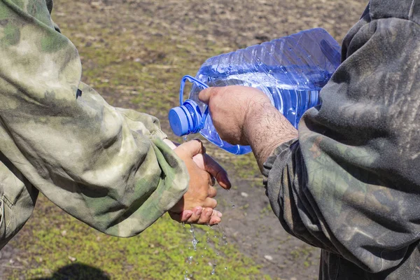 İnsanlar 5 litre temiz suyla ellerini yıkıyor. — Stok fotoğraf