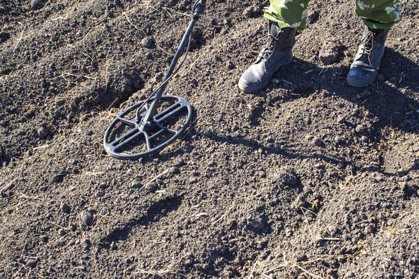 Archeologo nero con un metal detector alla ricerca di tesori i — Foto Stock