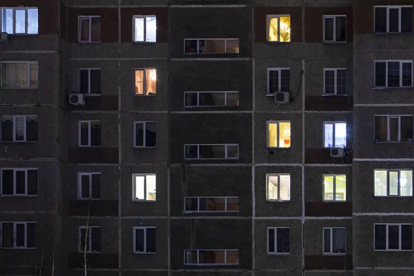 Vue de nuit de l'immeuble extérieur. Appartements de grande hauteur — Photo