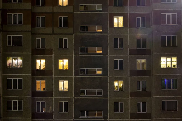 Vista nocturna del edificio de apartamentos exterior. Apartamentos de gran altura — Foto de Stock