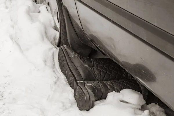 Торчащие Ботинки Ноги Машины После Аварии Снегу — стоковое фото