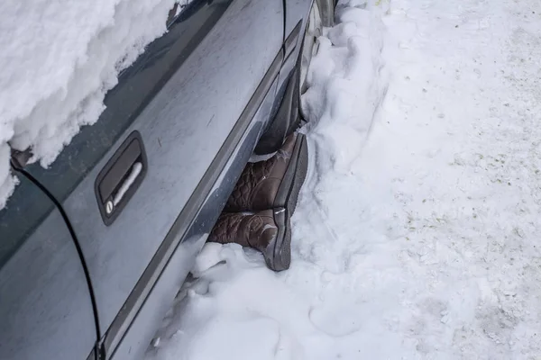 Торчащие Ботинки Ноги Машины После Аварии Снегу — стоковое фото