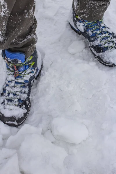 Våta Vandringskängor Tjock Nysnö Den Främre Och Bakre Suddiga Bakgrunden — Stockfoto