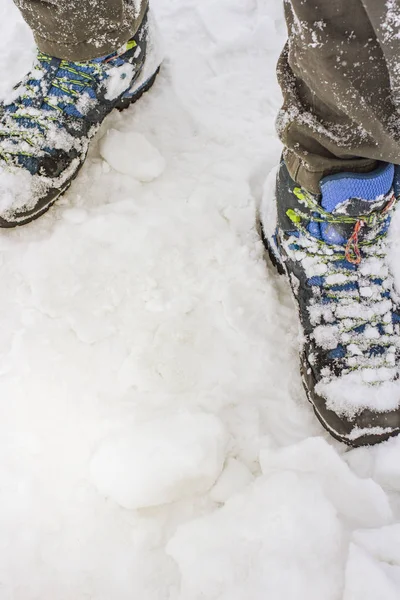 Мокрі Пішохідні Черевики Густому Свіжому Снігу Спереду Ззаду Розмивається Фон — стокове фото