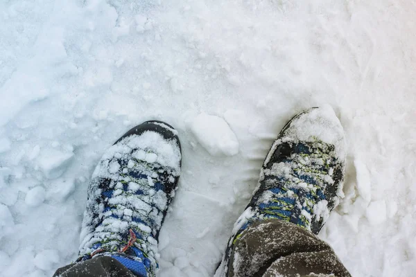 Мокрі Пішохідні Черевики Густому Свіжому Снігу Спереду Ззаду Розмивається Фон — стокове фото