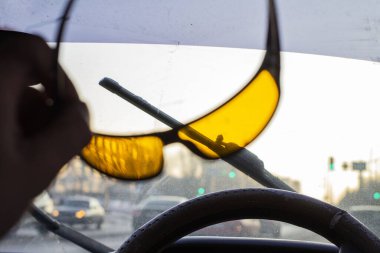 Yağmur mevsiminde arabanın hareketini doğrudan gören sürücü için gözlük, ön ve arka plan bokeh etkisi ile bulanıklaşır